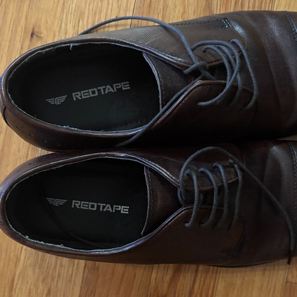 Red Tape Men's Classic Brown Oxfords - Picture 2 of 4